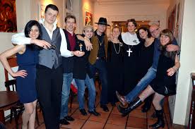 File 10 Von 42 Akteuren Im Cafe K In Hannover Linden Nach Dem Interaktiven Kriminalspiel Mord Im Milieu Darunter Der Gewinner Des Pokals Bester Darsteller Von Der Russenmafia Jpg Wikimedia Commons