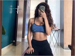 Monday Motivation Esha Gupta S Pre Workout Mirror Selfie Is Sure To Grab Your Attention Hindi Movie News Times Of India Esha gupta is an upcoming indian film actress. esha gupta s pre workout mirror selfie