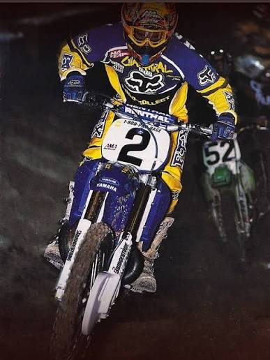 Chaparral Yamaha's Jeremy McGrath leading Mad Mike Jones in 1998.