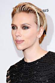 The Blonde Hair Dictionary Defining Every Shade Under The Sun Scarlett Johansson Hairstyle Short Hair Styles Scarlett Johansson