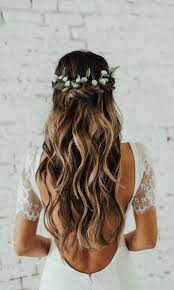 Il est beaucoup moins facile d'imaginer une longue natte ou un chignon volumineux sur des cheveux courts. Wedding Hairstyle Loop And Braid Coiffure Mariage Cheveux Long Mariage Cheveux Boucles Idee Coiffure Mariage