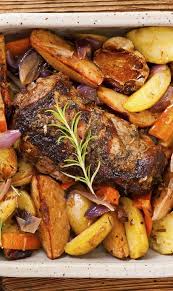Recette Roti D Agneau Au Romarin Et Ses Legumes En Video Recette Recette Roti D Agneau Roti D Agneau Recette Roti