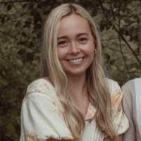 Beth Munro's Instagram, Twitter & Facebook