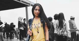 Dinda kirana tak hanya pandai beradu akting, ternyata ia juga mahir dalam bermain alat musik. Belahan Dada Terlihat Saat Live Periscope Dinda Kirana Diprotes Netizen