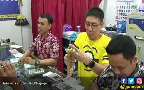 Emas antam sendiri merupakan salah satu jenis emas yang tersertifikasi dan dikeluarkan dari perusahaan yang dimiliki oleh pemerintah sehingga terjamin keamanan dan keasliannya. Jelang Lebaran Emak Emak Serbu Toko Emas Jpnn Com