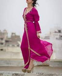 Fleur en broderie crochetée grise sur le bonnet. Caftan Rose Fushia Moroccan Dress Dresses Moroccan Caftan