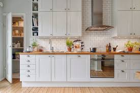 Kuchnia W Skandynawskim Stylu White Kitchen Interior Small Apartment Kitchen Kitchen Cabinet Remodel