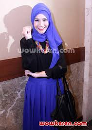 Sebab, anak pertamanya dari hanung bramantyo, kana sybilla bramantyo (7 tahun), kini sudah. Busana Muslim Zaskia Adya Mecca Hijabfest