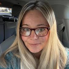 Which mani would you pair with this outfit?