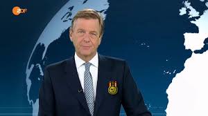 Er hält den kopf meist schief und die eine gesichtshälfte ist auch nicht genauso geformt wie die andere gesichtshälfte. Claus Kleber Maulhure Des Jahres 2014 Archiv Hpf