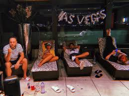 Macht gier neid verrat missbrauch. Facebook