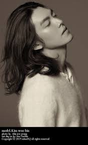 Kim Woo Bin tung bộ ảnh đen trắng với mái tóc dài vừa lãng tử vừa ma mị như  một món quà dành tặng fan sau 2 năm điều trị ung thư