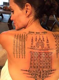 She said it served as a reminder to her to live life to the fullest. Money Back Guarantee Angelina Jolie Had A Tattoo To Bind Her To Brad Pitt Angelina Jolie Tattoo Zauber Tattoo Tattoo Ideen