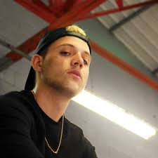 Nouveau Son dispo a 00h sur les plateformes.