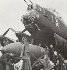 Elle fut inventée par l'ingénieur aéronautique britannique barnes wallis (il inventa la première utilisation opérationnelle de la bombe eut lieu le 14 mars 1945 : Avro Lancaster B Mk I Special Archives This Day In Aviation