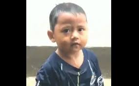 Kocak Reaksi Balita Saat Dimarahi Ibu Karena Hujan Hujanan