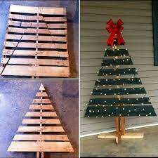 60 Absolutely Innovative Artificial Christmas Tree Ideas That Make A Mark In Home Decor Pallet Christmas Tree Pallet Wood Christmas Christmas Decorating Hacks