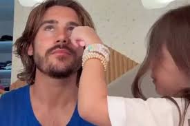 Flávia Alessandra e as filhas se reúnem em ação de limpeza da praia do  Vidigal: 'RJ'