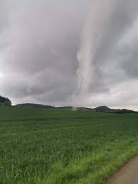 German meteorologist meteorologe in deutschland tornado expert. Tornados Und Sturzfluten In Europa Spektakulare Videos Hier Wutet Ein Tornado In Spanien News De
