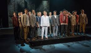 A pál utcai fiúk a magyar kultúra egyik fontos magja, a benne szereplő fogalmak, kifejezések meghatározzák a gondolkodásunkat, közbeszédünket, úgyhogy a léc eleve magasan volt. végül, de nem utolsósorban, annak is van üzenete, hogy molnár ferenc a vígszínház házi szerzője volt, ennek. Vorosmarty Szinhaz Szekesfehervar