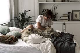 Die betreiber dieses portals begrüßen sie zuhause hier. Reife Frau Kuschelt Ihren Hund Auf Dem Bett Nostalgie Entspannung Stock Photo 472824590