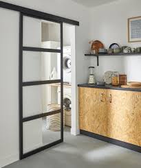 Pour Delimiter Les Espaces Tout En Laissant Passer La Lumiere On Opte Pour Une Cloison Style Verriere Gain De Place Et En 2020 Cloison Castorama Cloison Separation