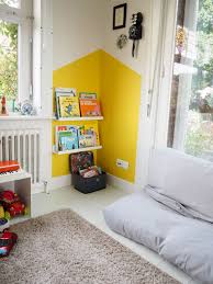 Diy Peindre Une Maison Maisonette Pour Sublimer Un Coin De Mur Amenagement Salle De Jeux Deco Chambre Enfant Coin Lecture Enfants