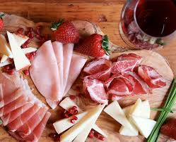 Tagliere misto di salumi e formaggi, ideale per ogni tipo di evento dalla festa per bambini all'apericena serale. Il Tagliere Lovit Selezione Di Formaggi E Salumi Tipici Con Vino E Pani Speciali