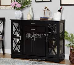 Guci kecil serta pajangan membantu menjauhkan ruang tamu minimalis ini dari kesan polos. 20 Jual Lemari Hias Desain Minimalis Pendek