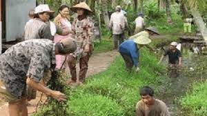 Persaudaraan (ukhuwwah) dalam islam dimaksudkan bukan sebatas hubungan kekerabatan karena faktor keturunan, tetapi yang dimaksud dengan persaudaraan dalam islam adalah persaudaraan yang diikat oleh tali aqidah (sesama muslim) dan persaudaraan karena fungsi kemanusiaan (sesama. Kumpulan Puisi Tema Kehidupan Sosial Dan Kemanusiaan