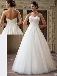 Gerade für die braut ist das hochzeitskleid das wichtigste produkt, mit dem sie die hochzeitsgäste begeistern möchte. Schulterfreies Brautkleid In A Linie Mit Corsage Und Spitzenapplikationen Auf Oberteil Braut Kleider Hochzeit Hochzeitskleid Corsage