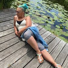 Ma prawie 60 lat i zarabia na seks-fotkach. Namówiła ją... córka