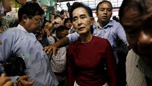 Mentre nel mondo si sono levate voci che invocavano la revoca del nobel, i sondaggi di opinione la danno sempre popolarissima tra la maggioranza buddista di myanmar. Kqw7nm49ggdcam