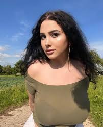 Busty girl 😍 : r2busty2hide