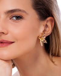 Leveza que pousa, liberdade que brilha. Flutua é a joia que lembra que o  melhor do ano também acontece por dentro.