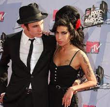 «elle avait un cœur si grand, mais elle était physiquement petite et incroyablement frêle, et je ne l'ai jamais vue manger quelque chose de solide. Bizarre Amy Winehouse Wearing Diapers Welt