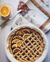 Mischiare farina e zucchero sul banco da lavoro e formare una specie di. Crostata Di Farro Con Marmellata E Arance Una Cucina A Pois