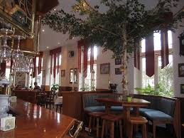 Schon beim eintreten in das denkmalgeschützte hotel umgibt sie eine besondere atmosphäre,die den traditionsreichen werdegang des hauses spürbar werden lässt. Restaurant