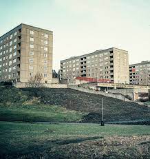 Nahrein gamis hörde söndagens skottlossning från hemma i sin lägenhet i hjällbo. Framtidens Hjallbo For Vem