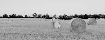 Hochzeitsfotografkiel Hochzeit Fotograf Stoppelfeld Sonnenuntergang Liebe Fehmarn Kiel Brautkleid Brautpaar Mit Bildern Hochzeitsfotos Fotos Hochzeit