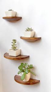 Comment Decorer Le Mur Avec Une Belle Etagere Murale Decoration Murale Cuisine Deco Murale Salon Decoration Mur
