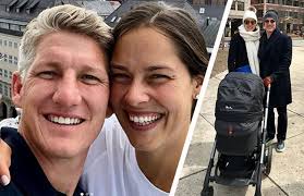 Es ist jeder trikot schweinsteiger direkt bei amazon.de im lager und kann somit sofort geliefert werden. Schweinsteiger Spricht Erstmals Uber Seinen Sohn Mit Ana Ivanovic Kosmo