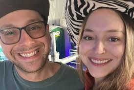 Se ferlear har ferloofde krekt foar de brulloft, it hertbrekkende berjocht  fan 'e ynfloeder giet viraal! Indeksonline.net