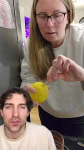 Zitronensaft pressen mit Zahnstocher 😳 #lifehack #fakeorcap