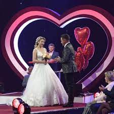 Immer wieder sonntags 08.09.2019 stefan mross präsentiert „immer wieder sonntags wie gewohnt mit humor und viel musik. Muhldorf Hochzeit Stefan Mross Anna Carina Woitschak Live Fernsehen Ard Schlagerlovestory Region Muhldorf