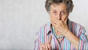 高齢者に多い「お口をモグモグ」は何科？…口唇ジスキネジアについて専門医が解説 – 転ばぬ先の杖