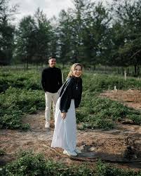 7 foto prewedding jogja casual indoor: Ootd Hijab Prewedding Tema Hitam Putih Follow Facebook