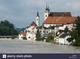 Steyr liegt am zusammenfluss der beiden flüsse enns und steyr, was leider auch hin und wieder ein nachteil sein kann. Enns Fluss Bei Hochwasser Steyr Oberosterreich Europa Stockfotografie Alamy