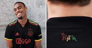 The black strip, which features red, yellow and green details and has three little birds just below the collar on the back of the shirt, is a tribute to the dutch club's fans' love for the reggae tune. Blvcttqtmom9em