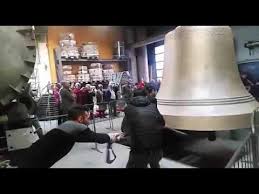 Catedrala mantuirii neamului este o biserica ortodoxa aflata inca in constructie, poate una dintre cele mai controversate biserici contruite in ultimii ani tocmai din cauza fondurilor destul de mari alocate de la guvern si nu numai. Clopotul Destinat Catedralei Mantuirii Neamului Youtube